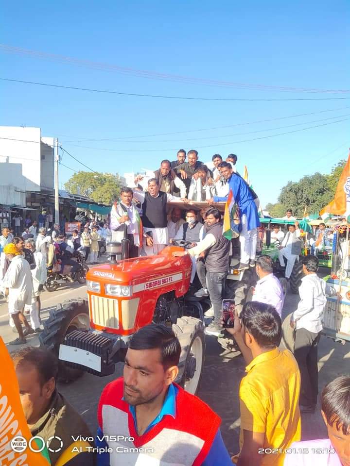 कृषि कानून के विरोध में ट्रैक्टर रैली निकाल ज्ञापन सौपा