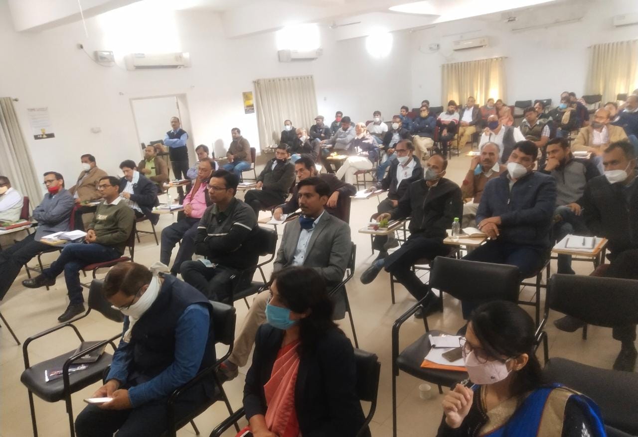 इंदौर: इंजीनियरों के लिए रिफ्रेशर ट्रेनिंग आयोजित, एमडी ने प्रशिक्षण सत्र पहुंचकर दी बधाई