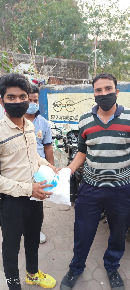 इंदौर: कोरोना से सुरक्षित रहने के लिए सफाई मित्रों को पीपीई कीट, मास्क, सेनीटाइजर का वितरण