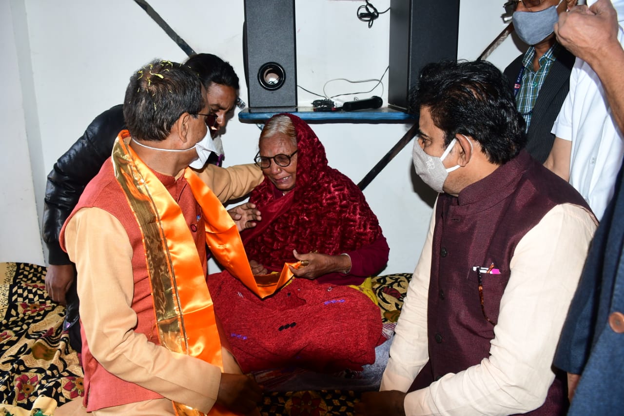 शिवराज सिंह से मिलकर रो पड़ी द्वारका बाई