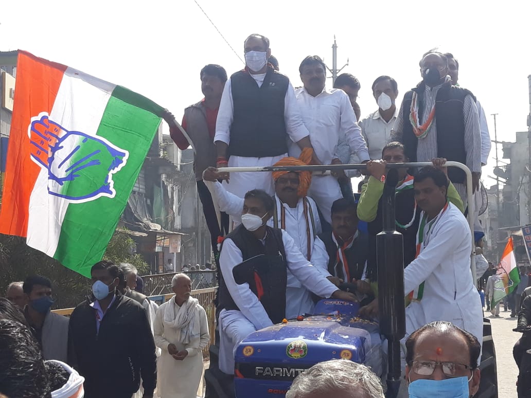 ब्यावरा में कांग्रेस नेताओं ने कृषि कानून के विरोध में ट्रैक्टर रैली निकाल सौपा ज्ञापन