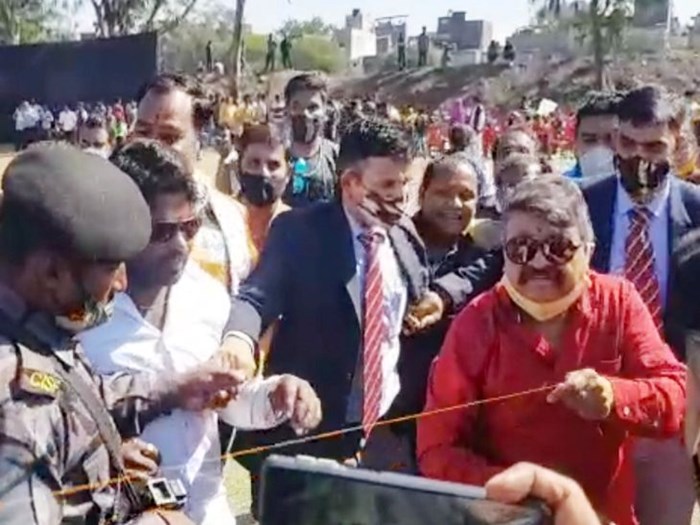 पतंग उड़ाने के बाद विजयवर्गीय ने खेला गिल्ली-डंडा, देखें PHOTOS ..