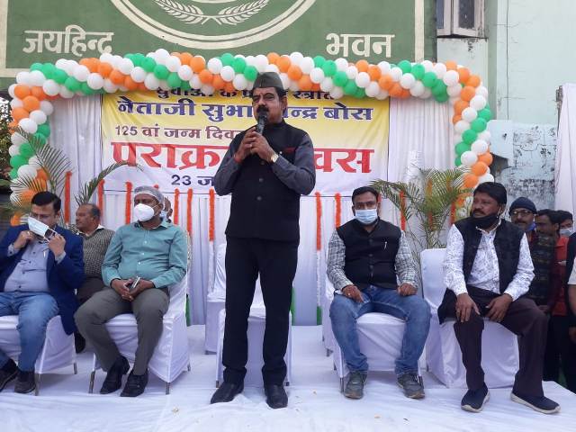 Indore News : रीगल चौराहे पर सांसद लालवानी ने किया रक्तदान