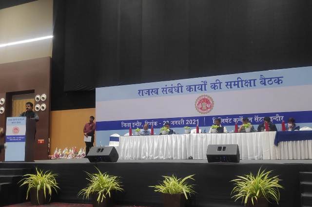 Indore News : कलेक्टर की सकारात्मक पहल, 20 पटवारियों का किया सम्मान