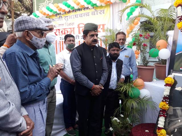 Indore News : रीगल चौराहे पर सांसद लालवानी ने किया रक्तदान