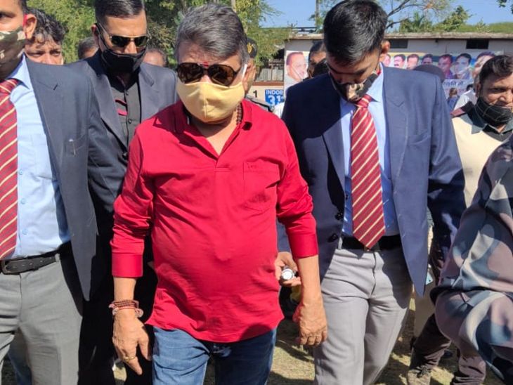 पतंग उड़ाने के बाद विजयवर्गीय ने खेला गिल्ली-डंडा, देखें PHOTOS ..
