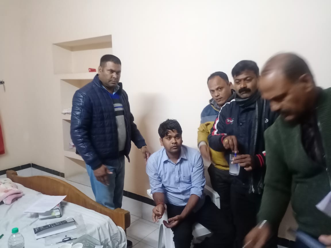 लोकायुक्त पुलिस ने तहसीलदार उमेश तिवारी को रिश्वत लेते हुए पकड़ा