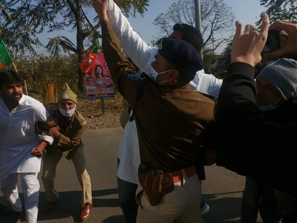 मुख्यमंत्री को काले झंडे दिखाते युवा कांग्रेस जिला अध्यक्ष गिरफ्तार