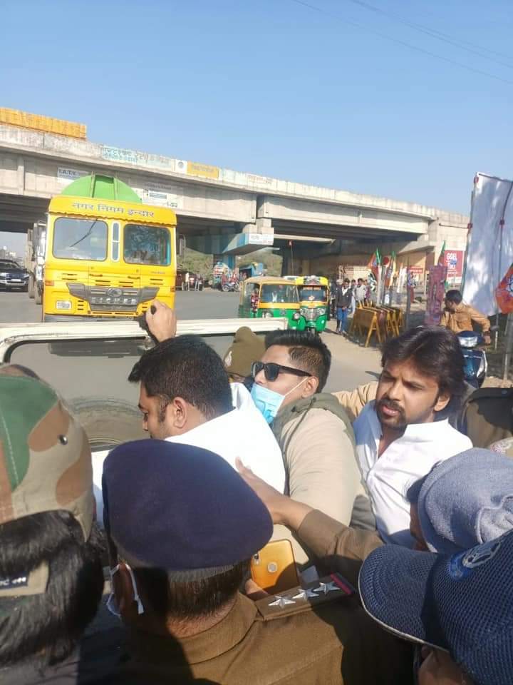 मुख्यमंत्री को काले झंडे दिखाते युवा कांग्रेस जिला अध्यक्ष गिरफ्तार