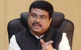 कोरोना वैक्सीन के विरोधियों पर पेट्रोलियम मंत्री का वार, मंद बुद्धि का दिया करार
