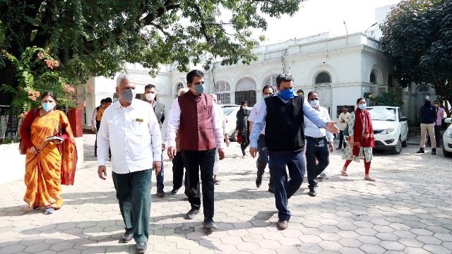 सांसद एवं संभागायुक्त ने किया केन्द्रीय पुस्तकालय का निरीक्षण