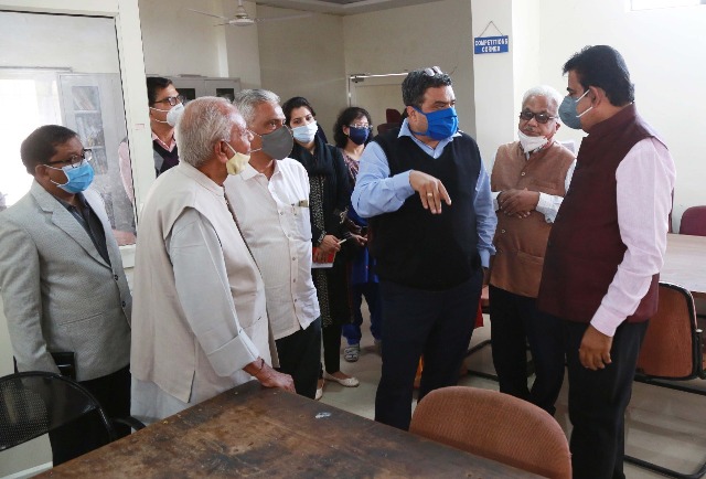 सांसद एवं संभागायुक्त ने किया केन्द्रीय पुस्तकालय का निरीक्षण