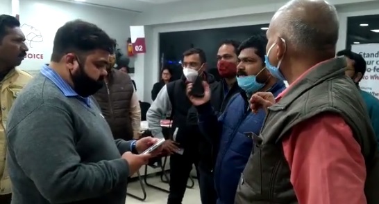 उज्जैन कलेक्टर की कार्रवाई से मचा हड़कंप, एक्सिस बैंक को किया सील
