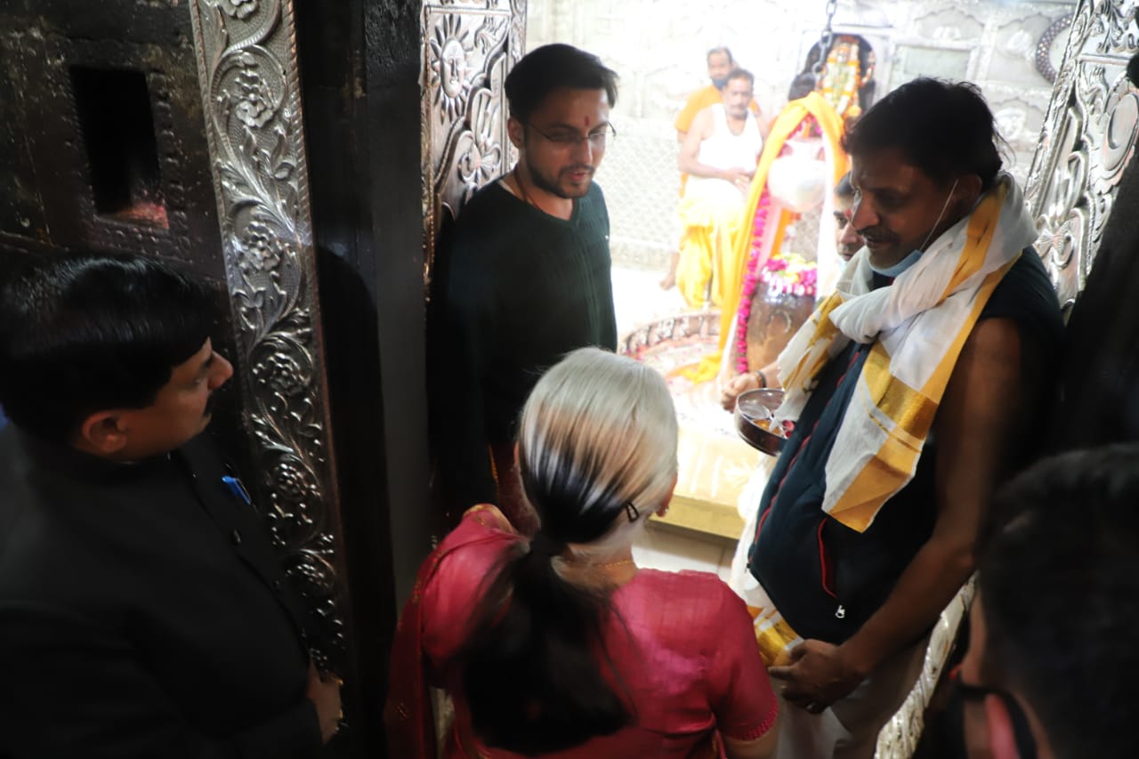 महाकालेश्वर मंदिर पहुंची आनंदीबेन पटेल, पूजा अर्चन कर की आरती