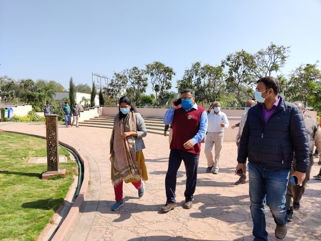 संभागायुक्त और प्रशासनिक अधिकारी ने किया शहर सौंदर्यकरण का निरिक्षण