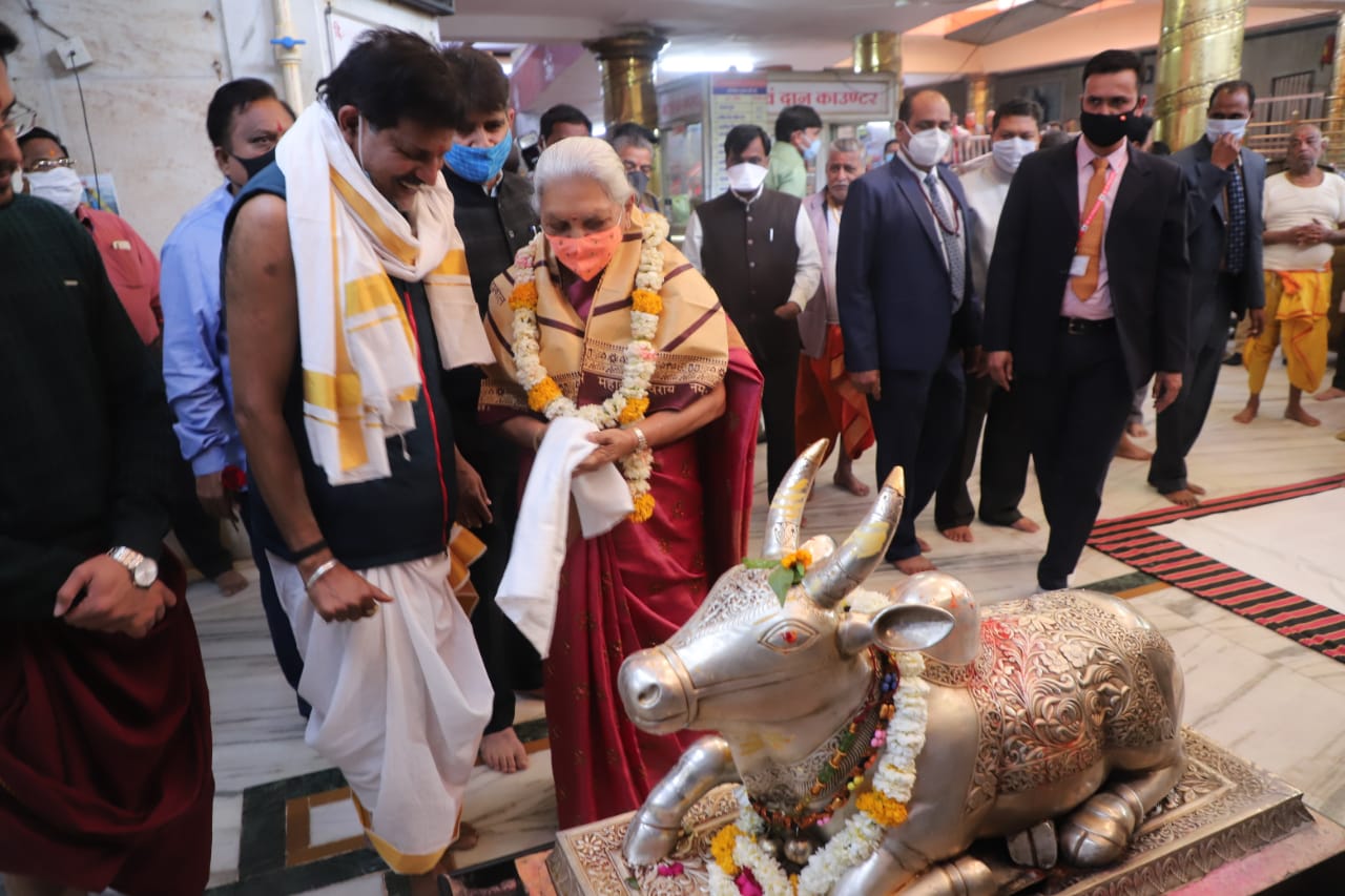 महाकालेश्वर मंदिर पहुंची आनंदीबेन पटेल, पूजा अर्चन कर की आरती