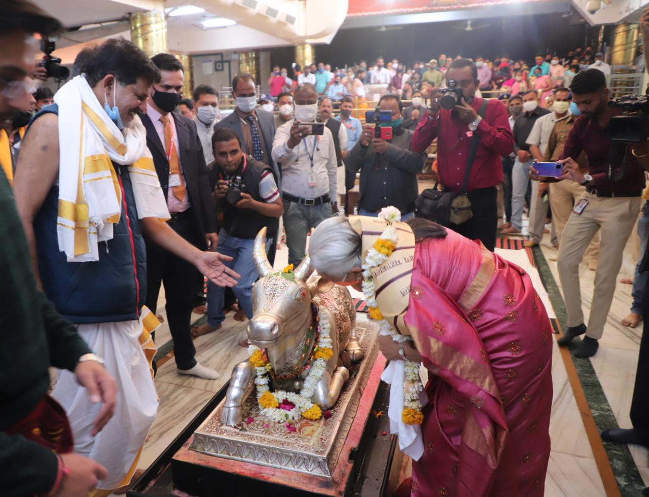 महाकालेश्वर मंदिर पहुंची आनंदीबेन पटेल, पूजा अर्चन कर की आरती
