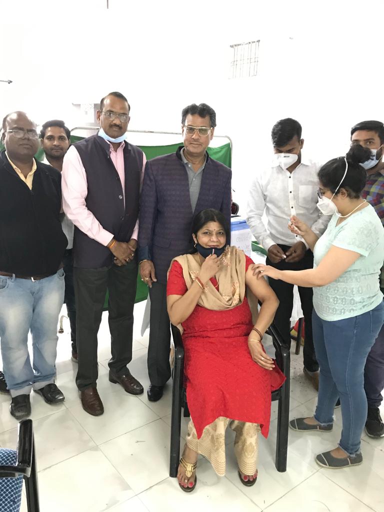 टीकाकरण के दूसरे चरण में इंडेक्स अस्पताल में 400 से ज्यादा लोगों को लगी वैक्सीन