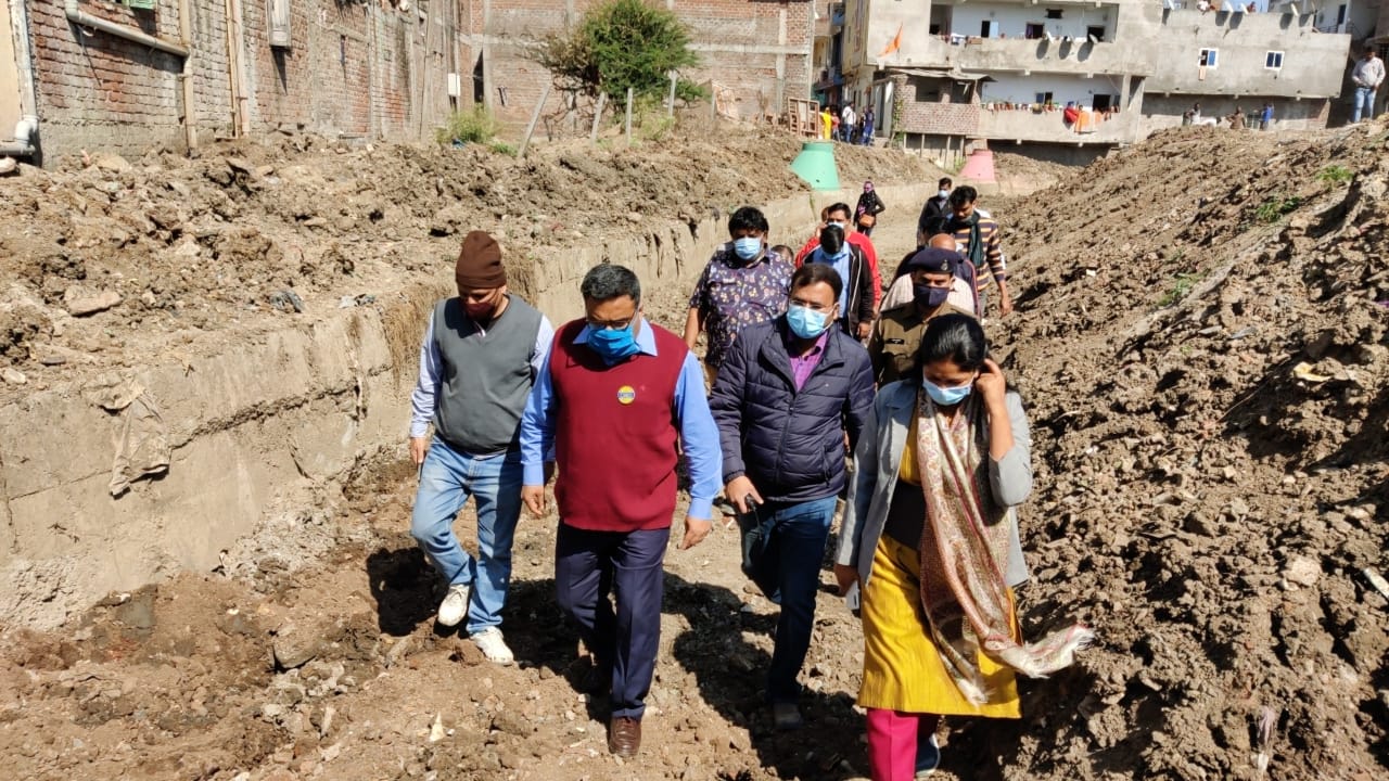संभागायुक्त और प्रशासनिक अधिकारी ने किया शहर सौंदर्यकरण का निरिक्षण