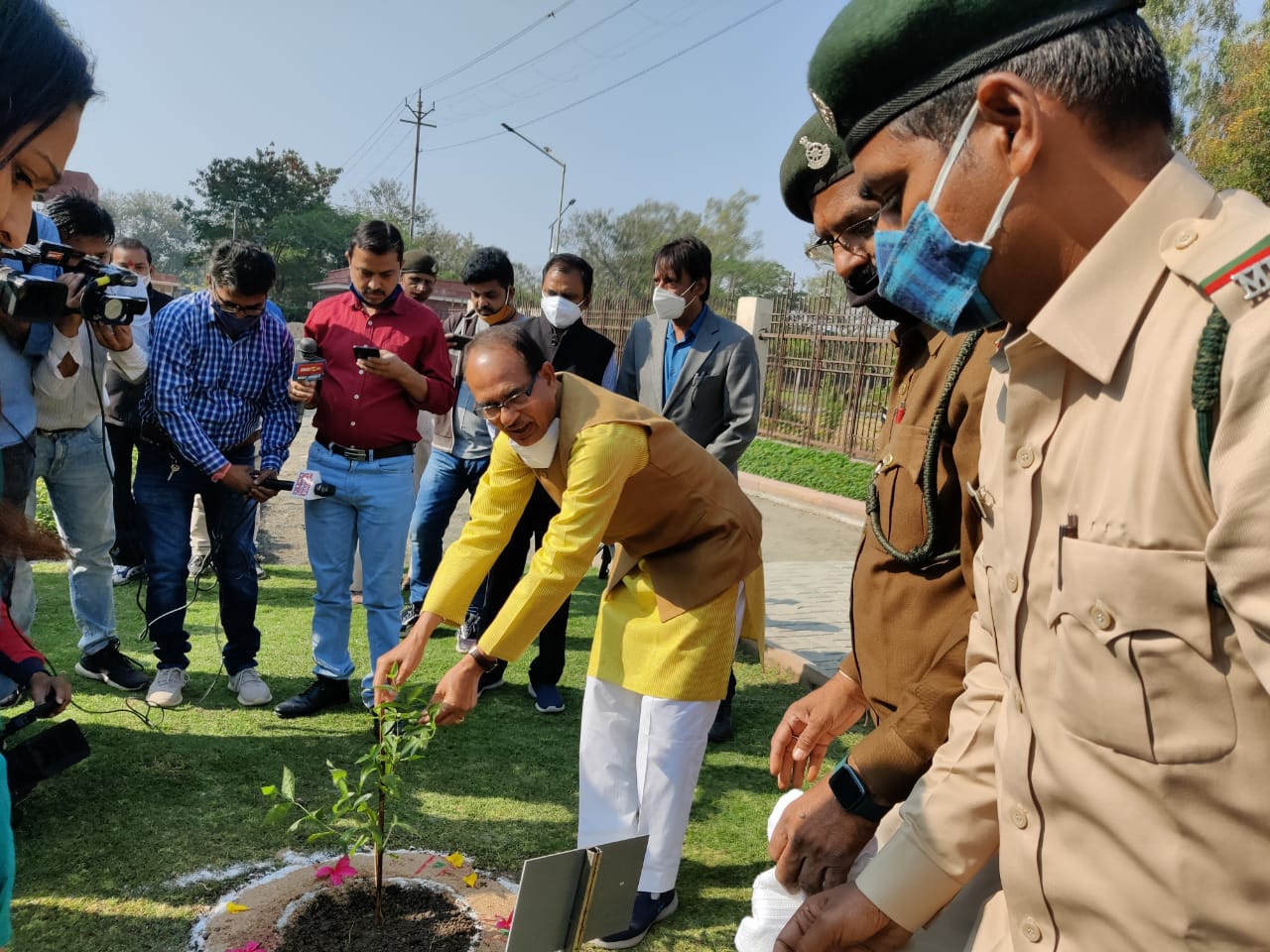 सीएम शिवराज ने मंत्रालय परिसर में किया पौधा रोपण, लिया ये संकल्प
