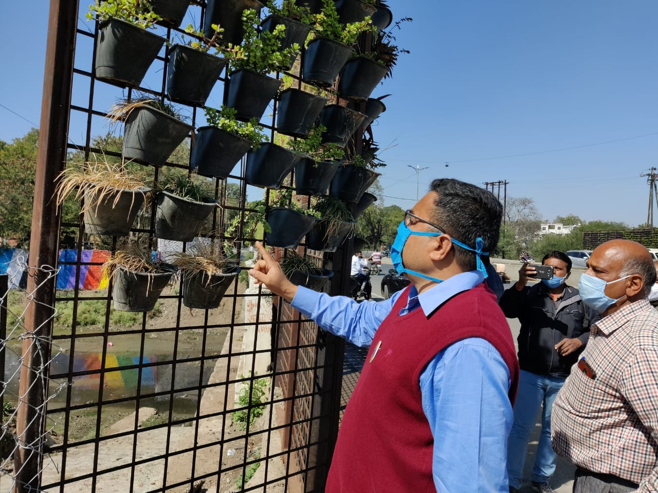 संभागायुक्त और प्रशासनिक अधिकारी ने किया शहर सौंदर्यकरण का निरिक्षण
