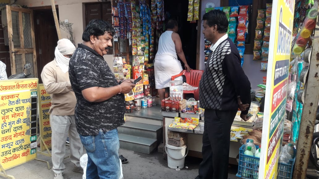 Indore News: पाॅलिथिन मिलने पर स्पाॅट फाईन की कार्यवाही, 50 पानी पाउच के कट्टे जप्त