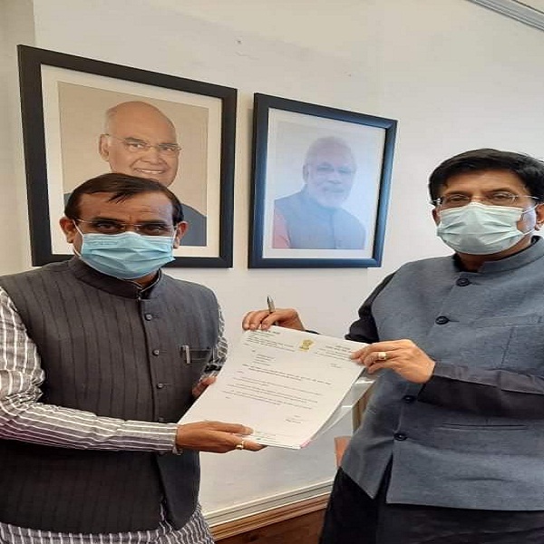 खजुराहो सांसद ने रेल मंत्री से मुलाकात कर सौंपा मांग पत्र