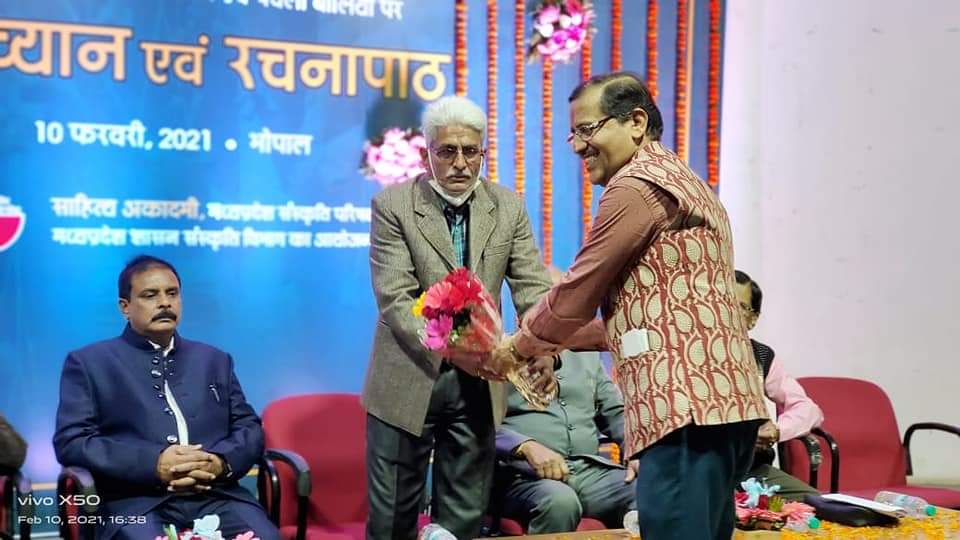 बोलियाँ माँ की गोद जैसा सुकून देती हैं- डॉ विकास दवे