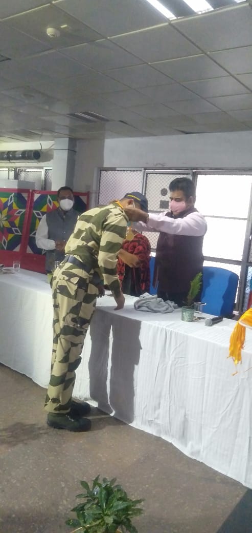 इंदौर विमानतल पर आयोजित हुआ कार्यक्रम, कोरोना वारियर को किया सम्मानित