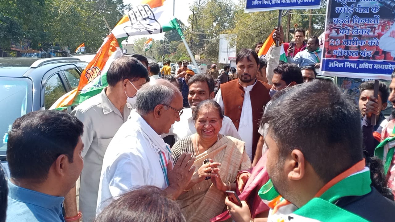 कांग्रेस शांतिपूर्ण बन्द का आवाहन हुआ सफल, पूर्व CM दिग्विजय सिंह ने किया बाजारों का दौरा