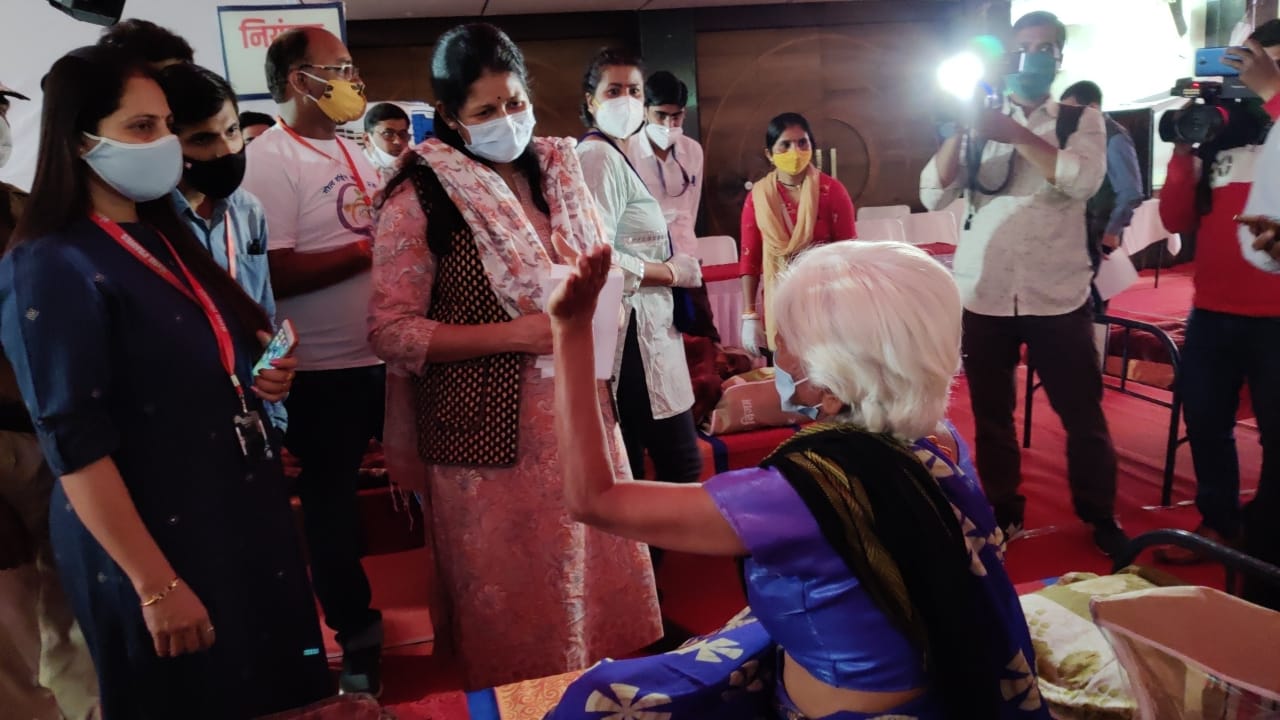 उपचार व पुनर्वास शिविर का अवलोकन, सांसद, संभागायुक्त, आयुक्त ने की भिक्षुक, निराश्रित वृद्धजनो से चर्चा