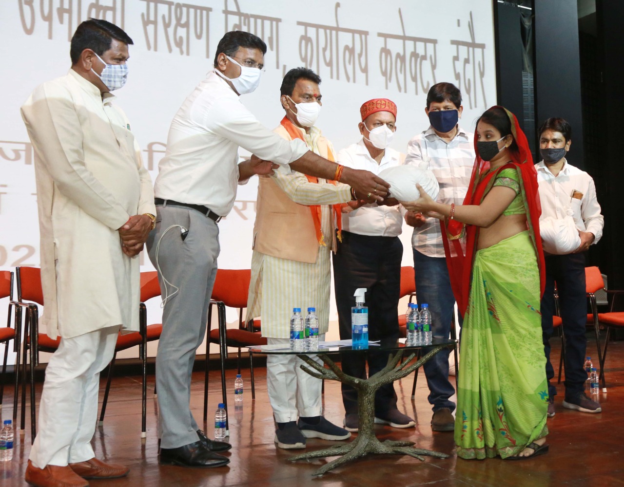 जिला प्रशासन की अनूठी पहल, राशन माफियाओं से पैसा वसूल कर गरीबों को बाँटा राशन