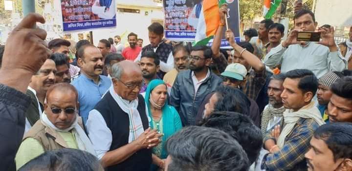 कांग्रेस शांतिपूर्ण बन्द का आवाहन हुआ सफल, पूर्व CM दिग्विजय सिंह ने किया बाजारों का दौरा