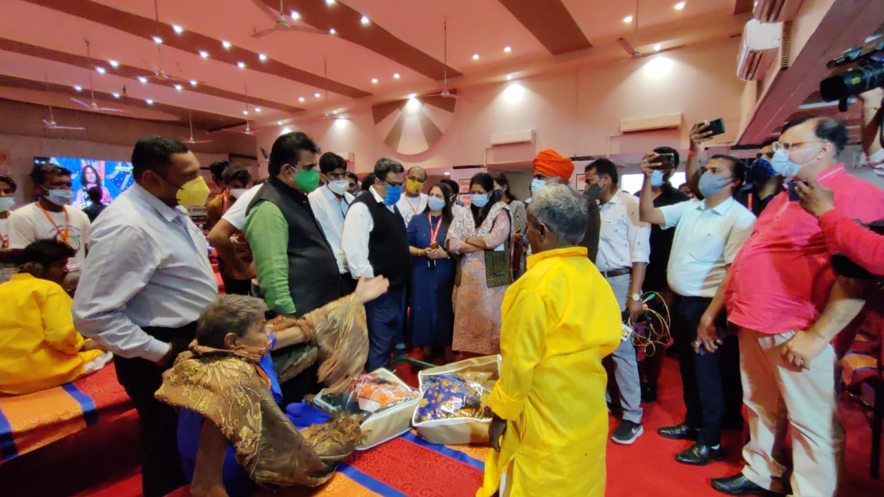 उपचार व पुनर्वास शिविर का अवलोकन, सांसद, संभागायुक्त, आयुक्त ने की भिक्षुक, निराश्रित वृद्धजनो से चर्चा