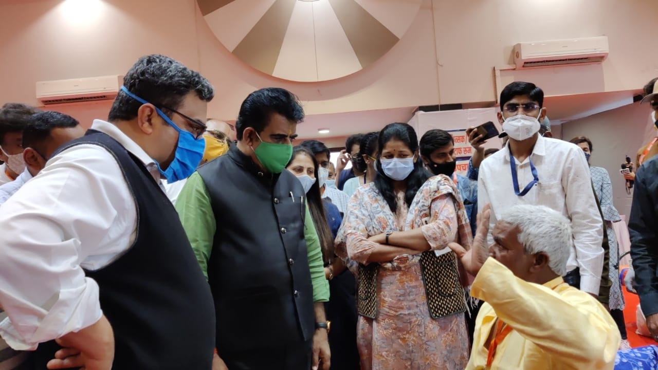 उपचार व पुनर्वास शिविर का अवलोकन, सांसद, संभागायुक्त, आयुक्त ने की भिक्षुक, निराश्रित वृद्धजनो से चर्चा