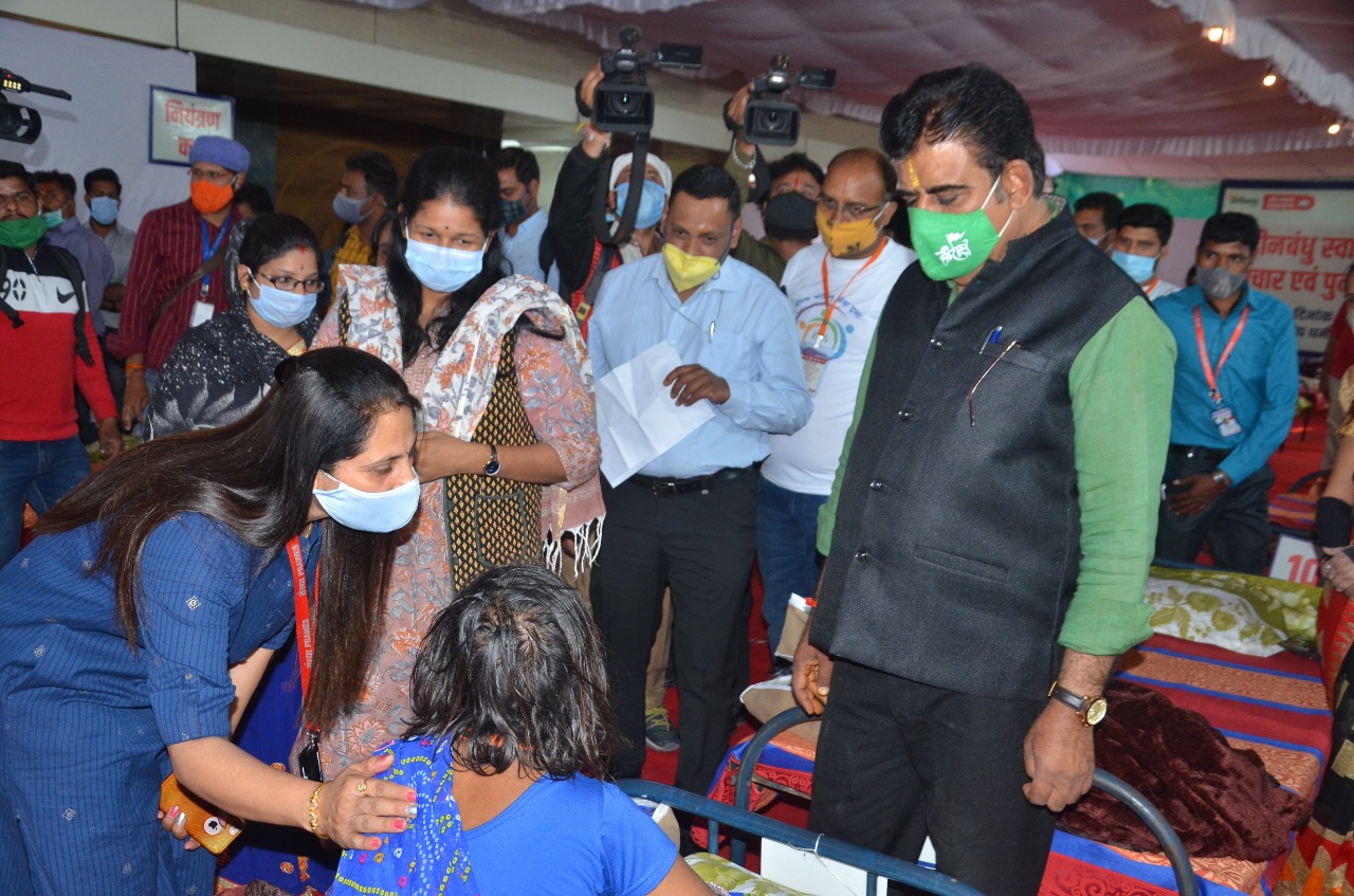 उपचार व पुनर्वास शिविर का अवलोकन, सांसद, संभागायुक्त, आयुक्त ने की भिक्षुक, निराश्रित वृद्धजनो से चर्चा