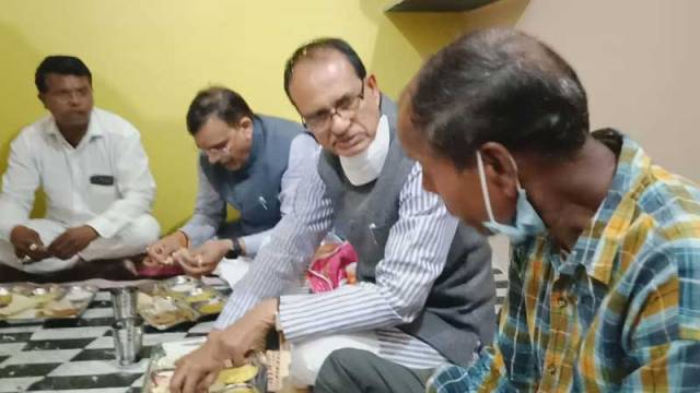 दमोह प्रवास के दौरान CM शिवराज ने मन्नू लाल के घर किया भोजन