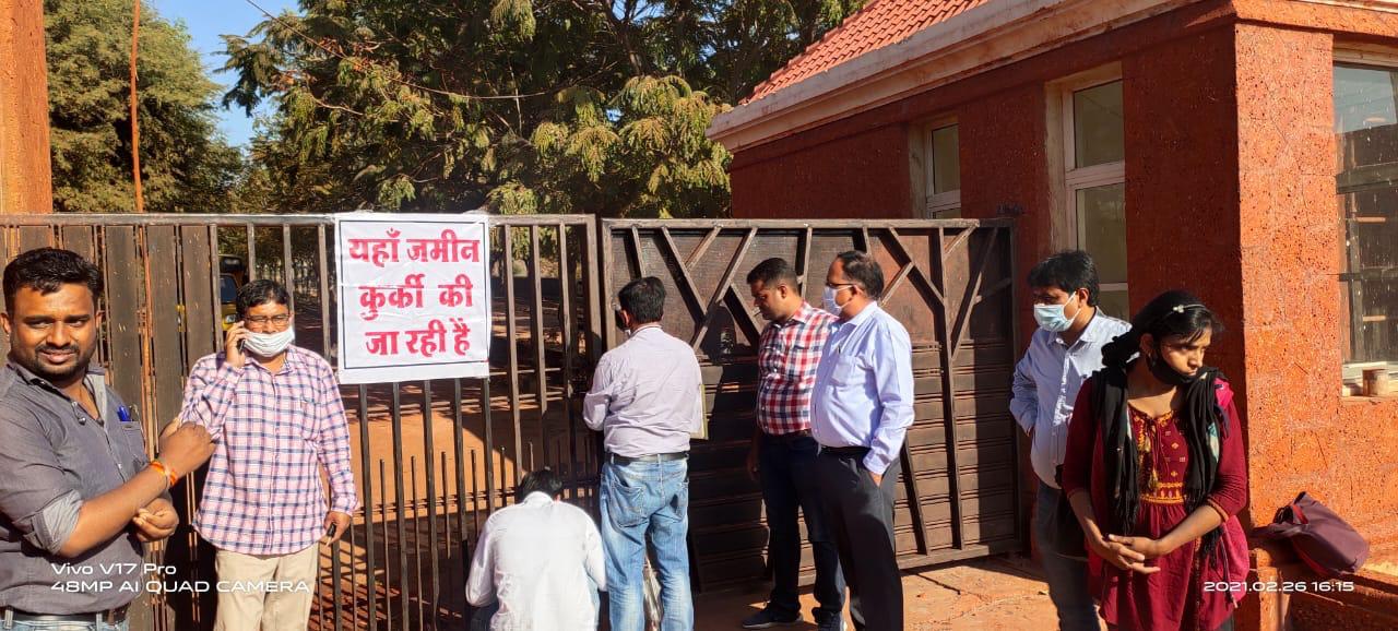 डायवर्सन टेक्स बकायादारो के खिलाफ कार्यवाही शुरू, कॉलोनी का मेन गेट किया सील