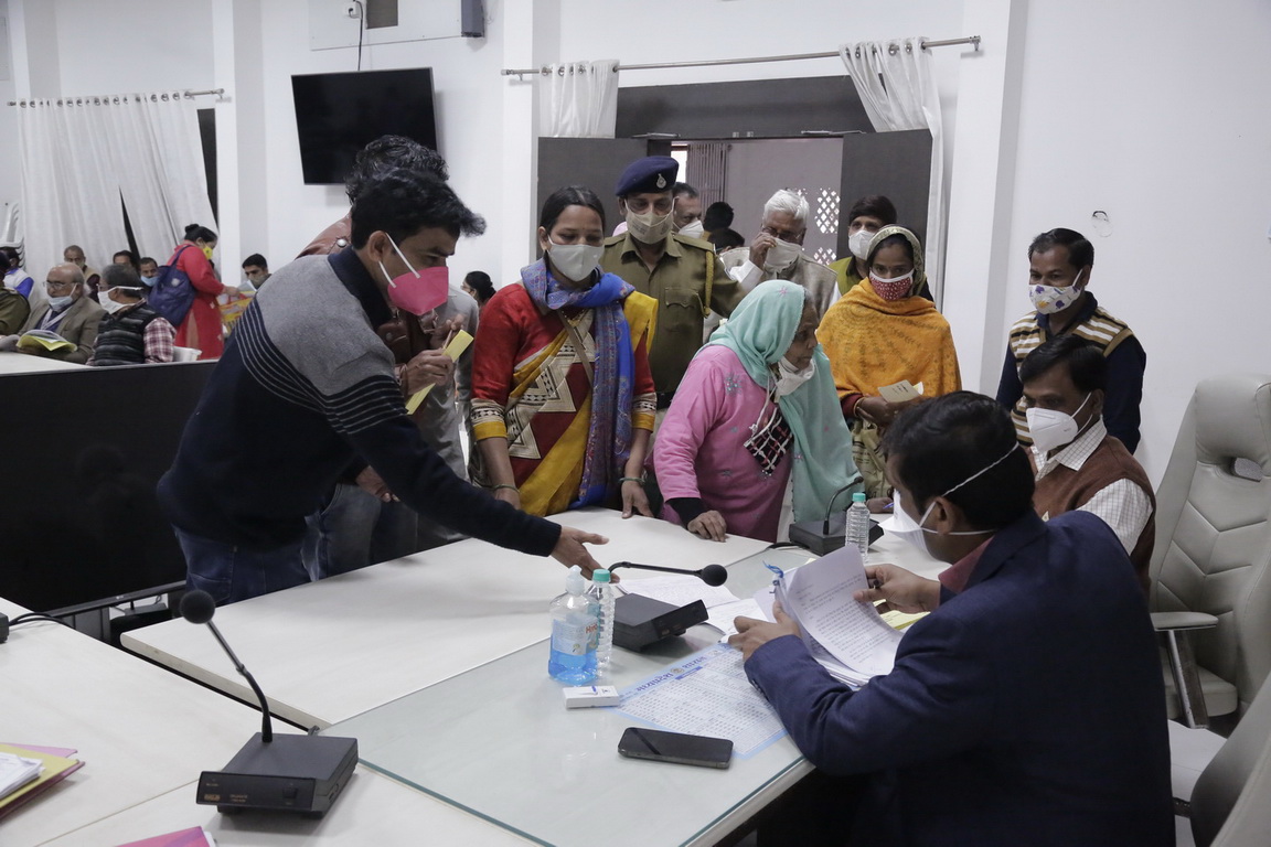 जनसुनवाई में 200 से अधिक लोग ने सुनाई अपनी समस्या, कलेक्टर किया सबका समाधान
