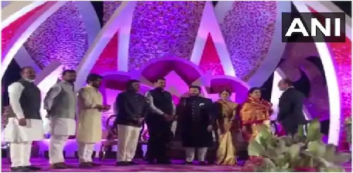 महाराष्ट्र: बीजेपी के पूर्व सांसद ने उड़ाई कोरोना नियमों की धज्जियां, धनंजय सहित दो के खिलाफ केस दर्ज