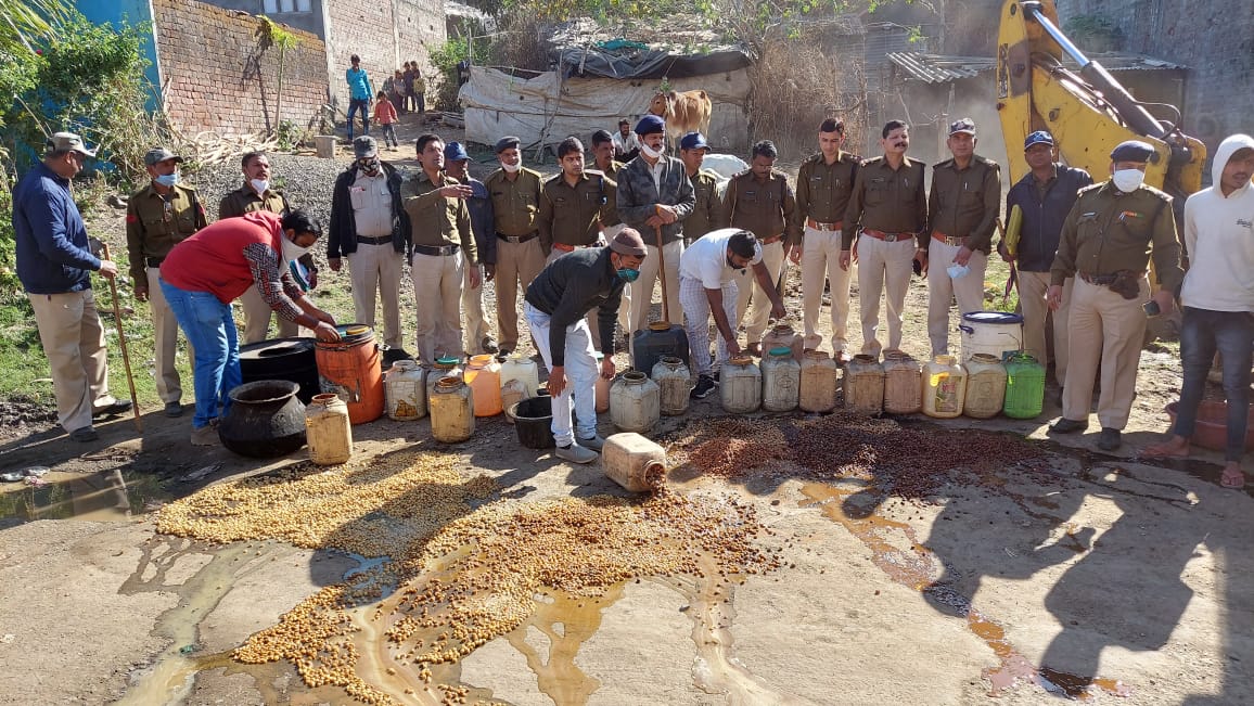 Indore News: अवैध मदिरा पर हुई संयुक्त कार्यवाही, जब्त किया 500 किलोग्राम महुआ