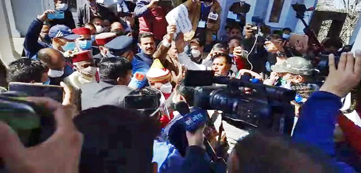 हिमाचल: बजट सत्र के दौरान हुआ हंगामा, 6 मिनिट में अभिभाषण खत्म कर निकले राज्यपाल