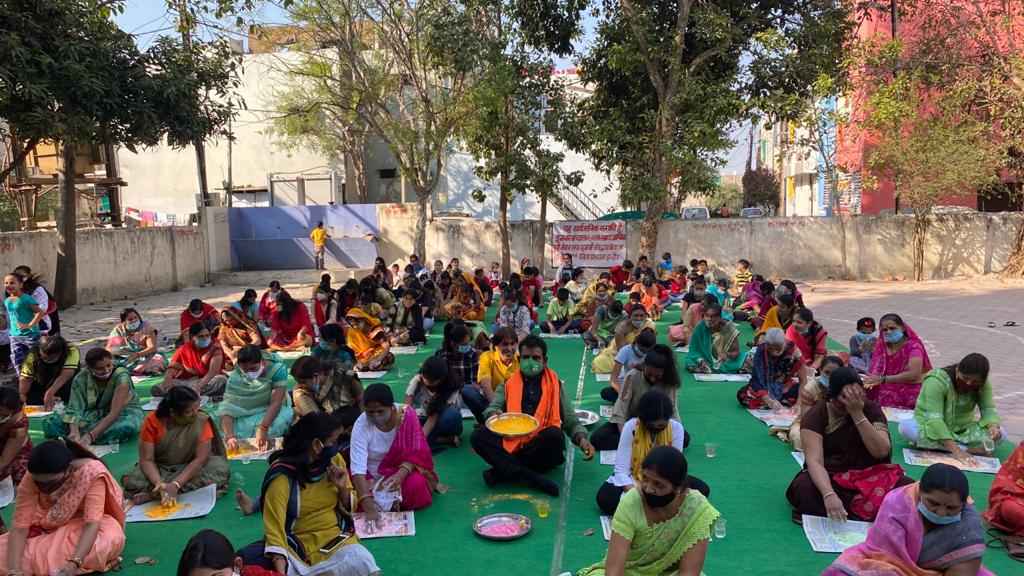 लोकल फ़ॉर वोकल के लिए सक्रीय सांसद लालवानी, होली के लिए इकोफ्रेंडली रंग बनाने का प्रशिक्षण