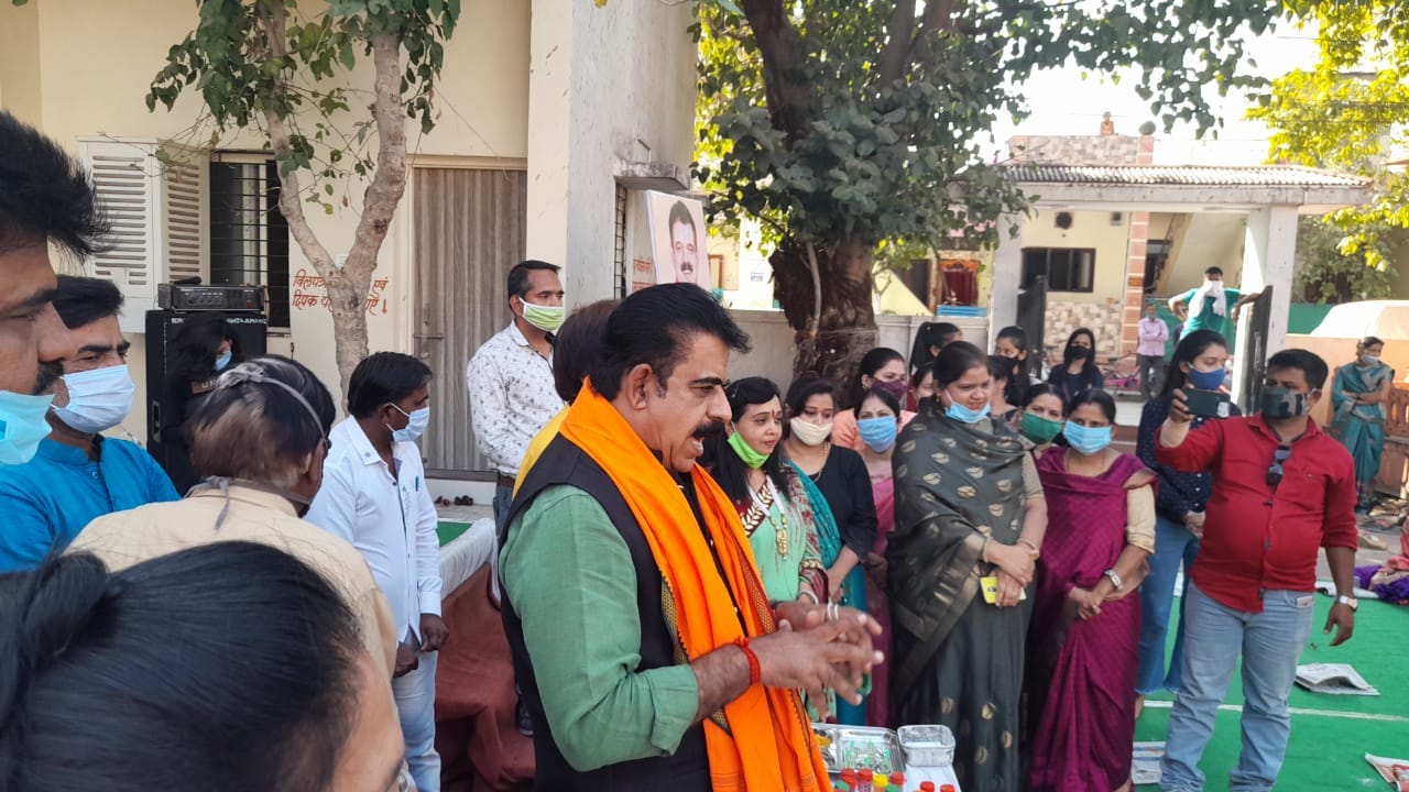 लोकल फ़ॉर वोकल के लिए सक्रीय सांसद लालवानी, होली के लिए इकोफ्रेंडली रंग बनाने का प्रशिक्षण