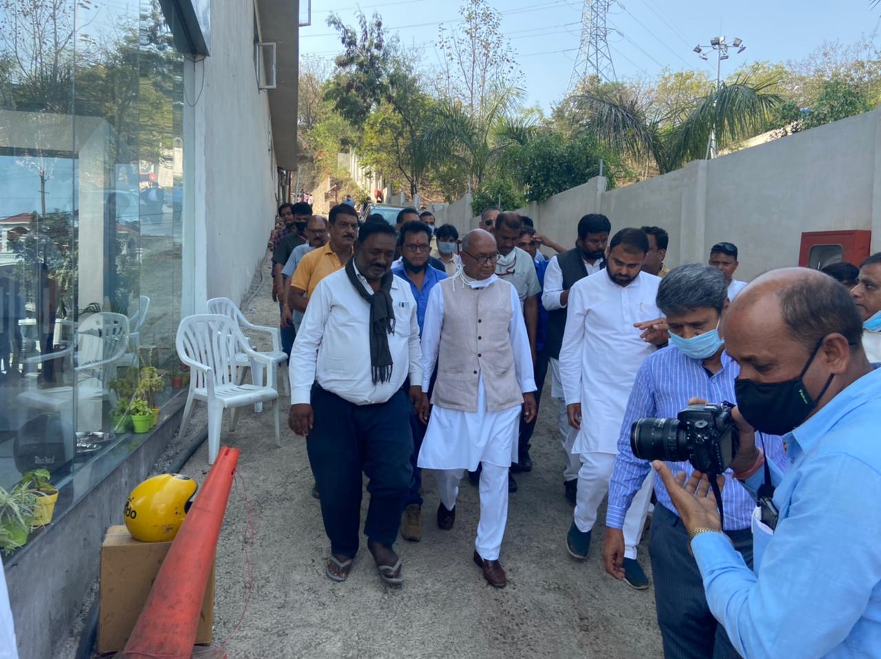 नगर निगम ने हुजूर में तोड़े गरीबों के मकान, पूर्व सीएम सिंह ने निरीक्षण कर प्रशासन को दी चेतावनी