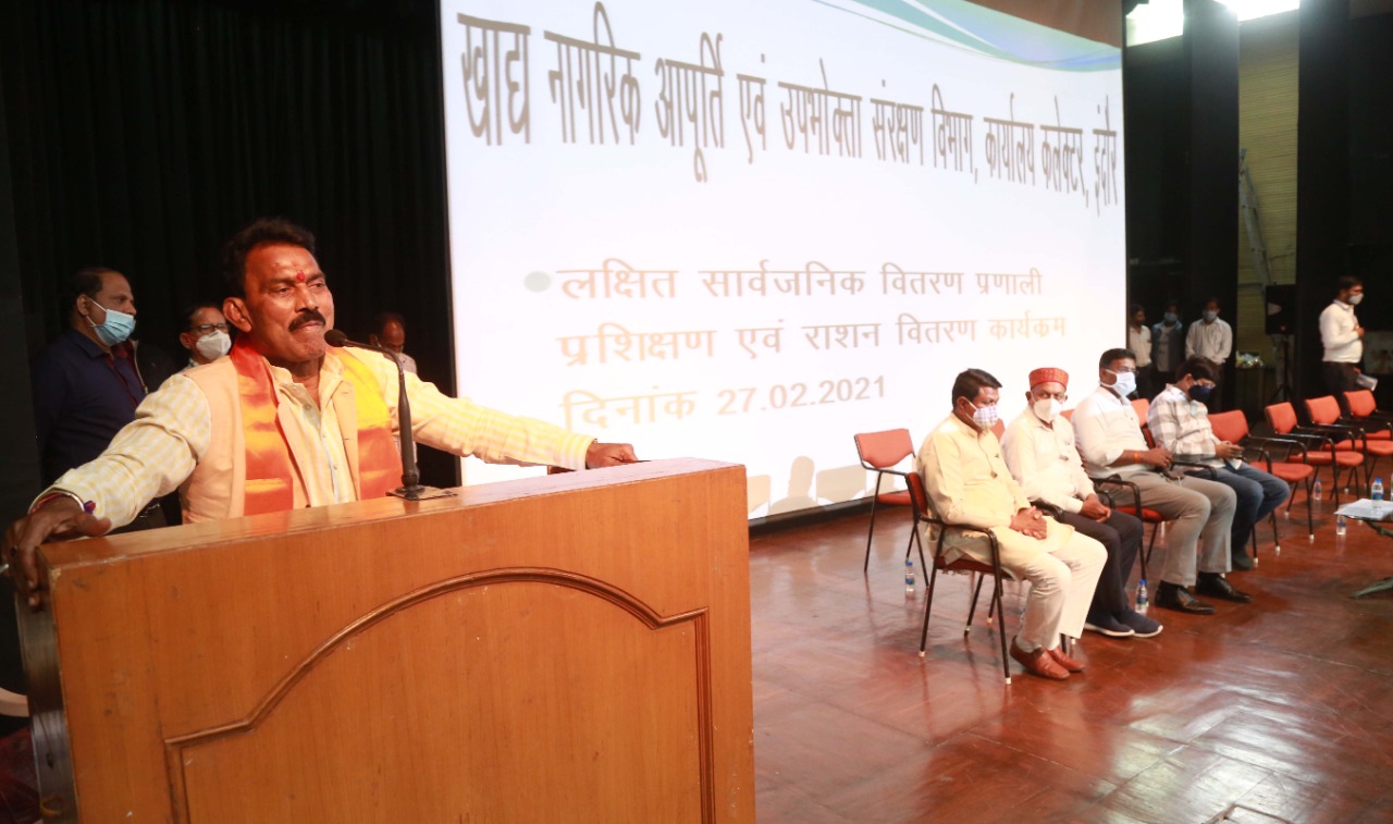 जिला प्रशासन की अनूठी पहल, राशन माफियाओं से पैसा वसूल कर गरीबों को बाँटा राशन
