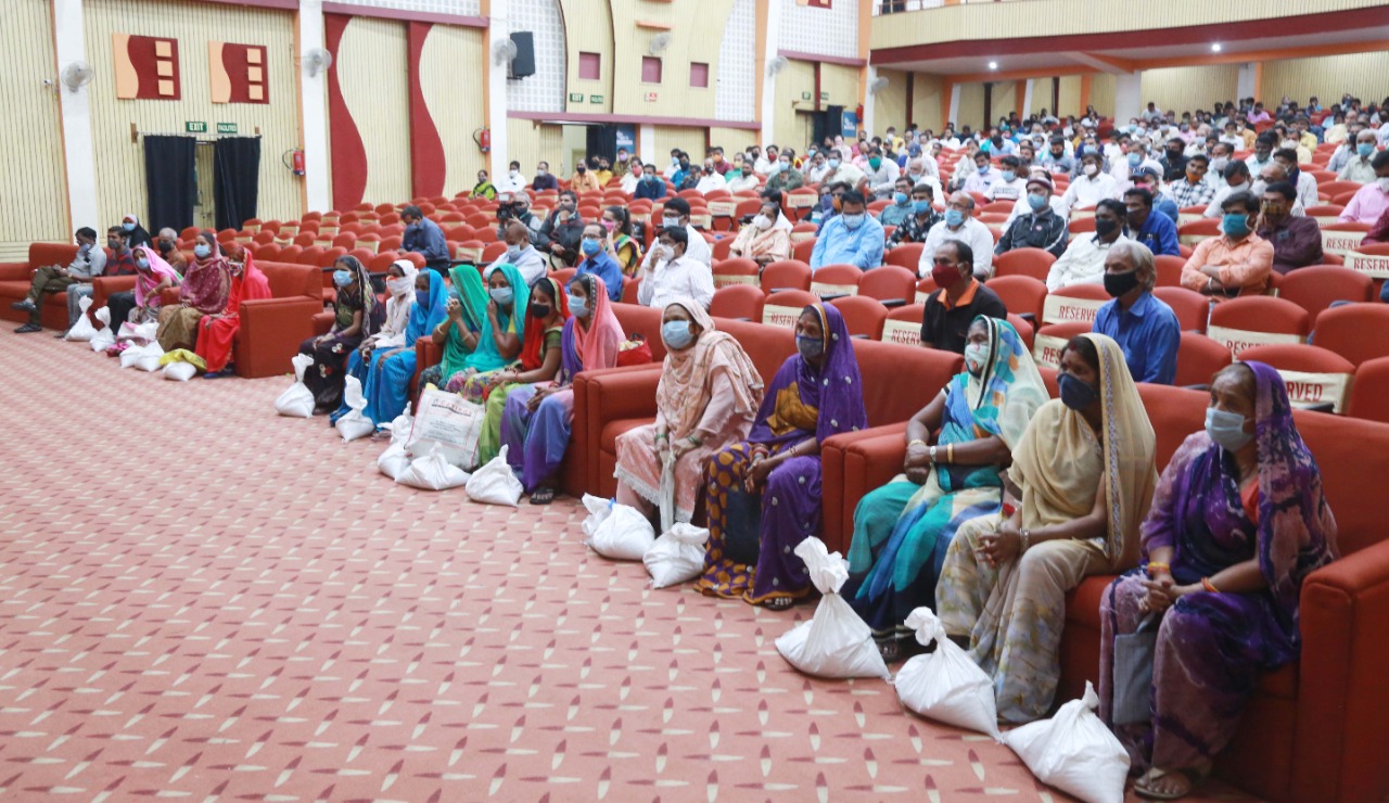 जिला प्रशासन की अनूठी पहल, राशन माफियाओं से पैसा वसूल कर गरीबों को बाँटा राशन