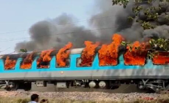 भीषण आग की चपेट में आई शताब्दी एक्सप्रेस, बचाई गई 85 लोगों की जान