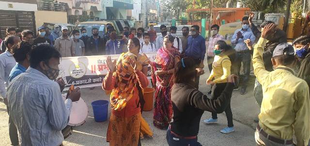 डोर टू डोर वाहन प्रभात फेरी के दौरान रहवासियों ने किया निगम कर्मचारियों का सम्मान
