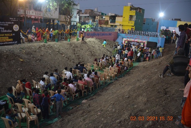 Indore News : इंदौर में दिखा अद्भुत नजारा, स्वच्छ नाले में मनाई विवाह वर्षगांठ